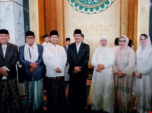 Gus Ipul dan Khofifah Salat Idulfitri di Masjid Nasional Al Akbar Surabaya