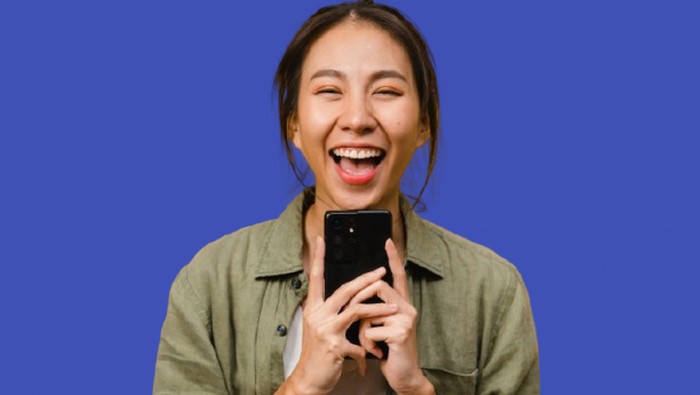 Ilustrasi transaksi menggunakan ponsel