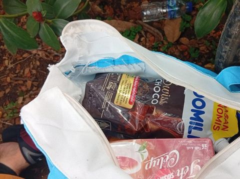 Isi bingkisan itu berupa paket sembako hingga uang tunjangan hari raya (THR).