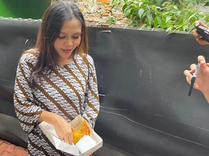 Istri Bawakan Sayur dan Ketupat saat Jenguk Noel di Rutan KPK
