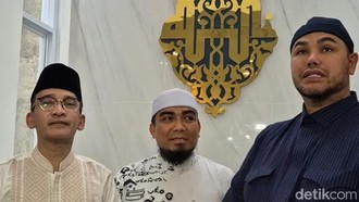 Momen Haru Ivan Gunawan Perdana Gelar Salat Id di Masjid Sendiri