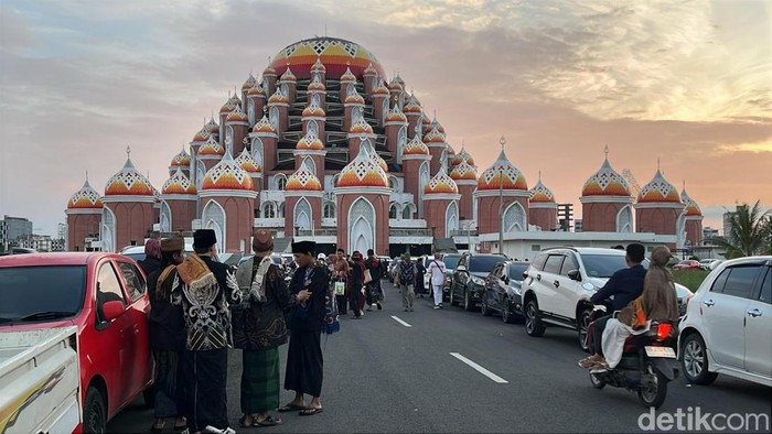 Jemaah Salat Idul Fitri 2026 di Masjid 99 Kubah Makassar.