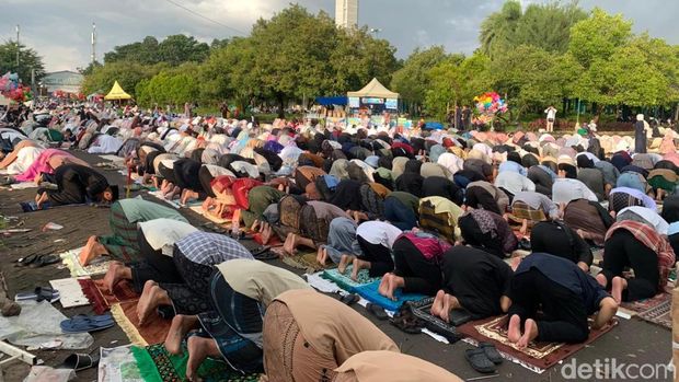 Jemaah Salat Idul Fitri di Masjid Al Markaz Al Islami Makassar membeludak.