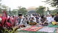 Kala Ribuan Jemaah Salat Idulfitri di Keong Mas TMII