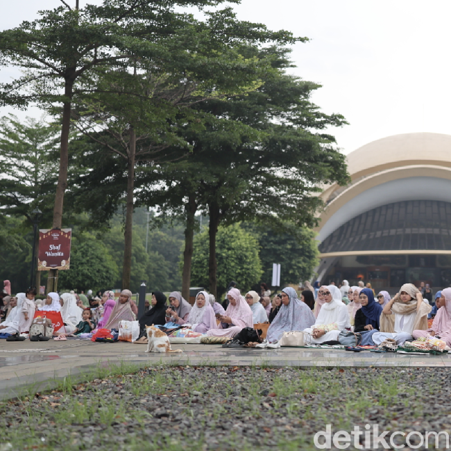 TMII Dipadati Jemaah Salat Idulfitri di Pagi Hari, Ramai Pengunjung di Siang-Sore