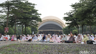 TMII Dipadati Jemaah Salat Idulfitri di Pagi Hari, Ramai Pengunjung di Siang-Sore