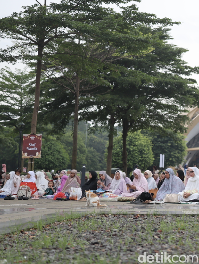 TMII Dipadati Jemaah Salat Idulfitri di Pagi Hari, Ramai Pengunjung di Siang-Sore