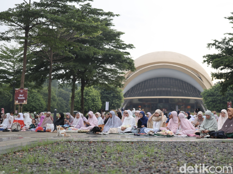 TMII Dipadati Jemaah Salat Idulfitri di Pagi Hari, Ramai Pengunjung di Siang-Sore