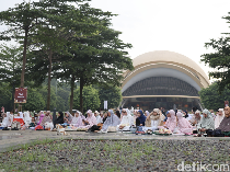 TMII Dipadati Jemaah Salat Idulfitri di Pagi Hari, Ramai Pengunjung di Siang-Sore