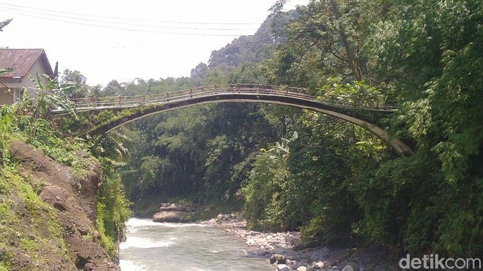 Jembatan Desa Lolong di Kabupaten Pekalongan, insipirasi lagu Lolong Ebiet G Ade.