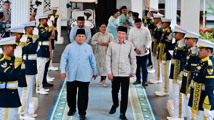 Jokowi bersama keluarga hadir dalam acara open house Presiden Prabowo di Istana Merdeka
