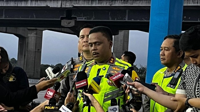Kakorlantas Polri Irjen Agus Suryonugroho di Command Center KM 29 Tol Jakarta–Cikampek, Cikarang Utara, Sabtu (21/3/2026).