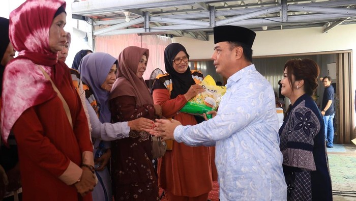 Kapolda Babel Irjen Viktor T Sihombing memberikan bantuan usai usai Salat Id