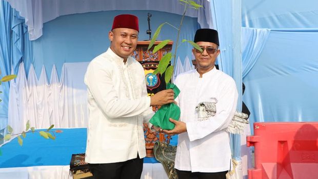 Kapolres Siak AKBP Sepuh Ade Irsyam Siregar membagikan bibit pohon di Hari Raya Idul Fitri 1447 Hijriah, Sabtu (21/3/2026).
