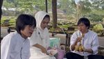 Karina Ranau Lebaran di Makam Epy Kusnandar, Bawa Ketupat hingga Nastar