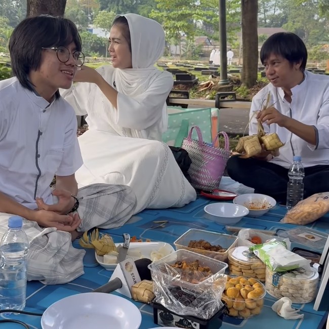 Karina Ranau Lebaran di Makam Epy Kusnandar, Bawa Ketupat hingga Nastar