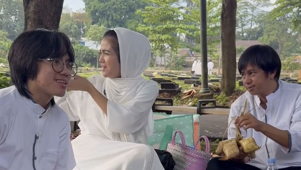 Karina Ranau Lebaran di Makam Epy Kusnandar, Bawa Ketupat hingga Nastar