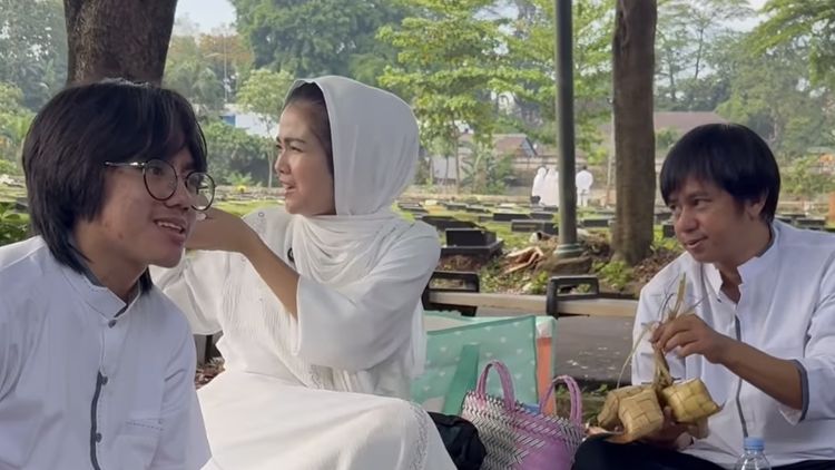 Karina Ranau Lebaran di Makam Epy Kusnandar, Bawa Ketupat hingga Nastar
