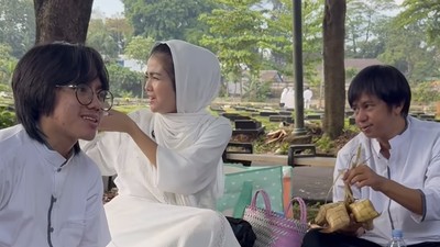 Karina Ranau Lebaran di Makam Epy Kusnandar, Bawa Ketupat hingga Nastar