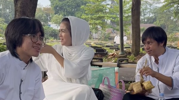 Karina Ranau Lebaran di Makam Epy Kusnandar, Bawa Ketupat hingga Nastar