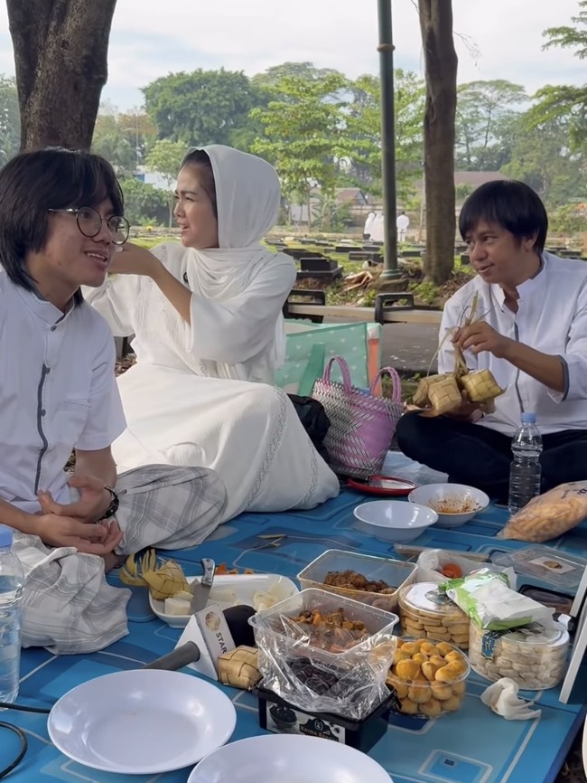 Karina Ranau Lebaran di Makam Epy Kusnandar, Bawa Ketupat hingga Nastar