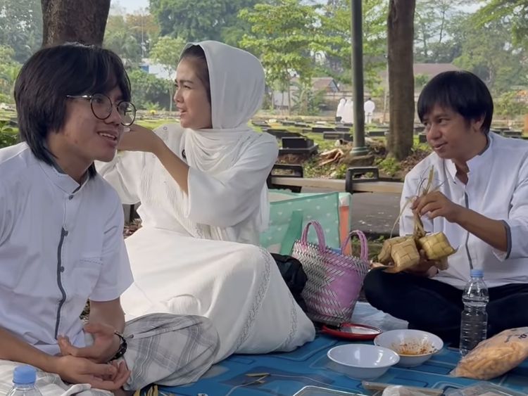 Karina Ranau Lebaran di Makam Epy Kusnandar, Bawa Ketupat hingga Nastar