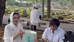 Karina Ranau Lebaran di Makam Epy Kusnandar, Bawa Ketupat hingga Nastar