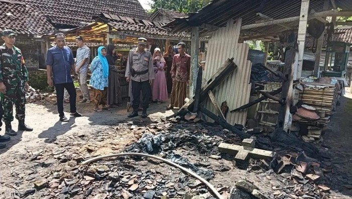 Penampakan gudang tani yang terbakar di Gupit, Karangsewu, Galur, Kulon Progo, Sabtu (21/3/2026).
