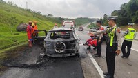 Hendak ke Surabaya, Mobil Sport Terbakar di Tol Semarang