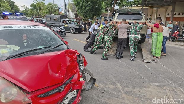 Dua mobil adu banteng di jalan nasional Babat - Bojonegoro