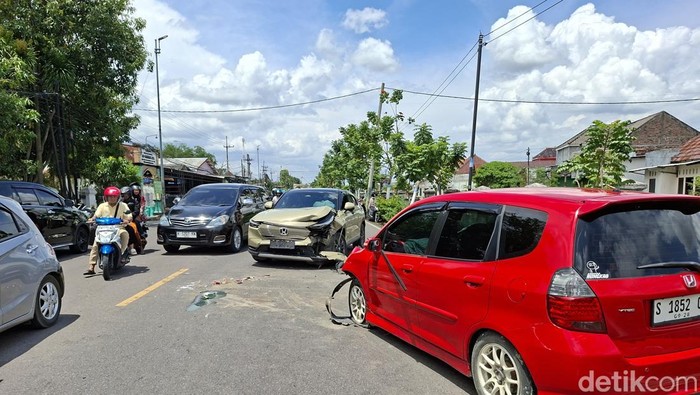 Dua mobil adu banteng di jalan nasional Babat - Bojonegoro
