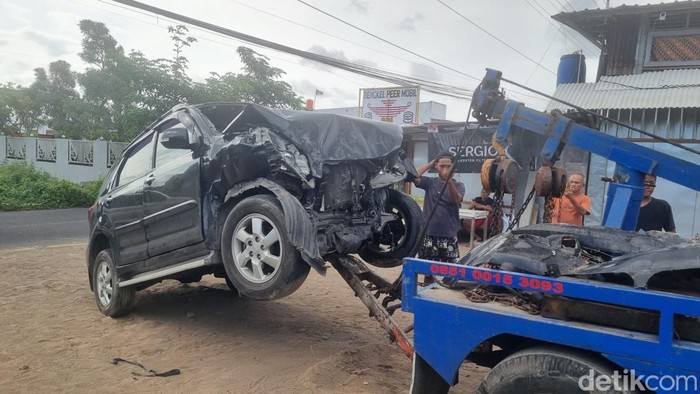 Penampakan mobil Daihatsu Terios yang mengalami kecelakaan di Jalan Bugisan Selatan, Tirtonirmolo, Kasihan, Bantul, Sabtu (21/3/2026).