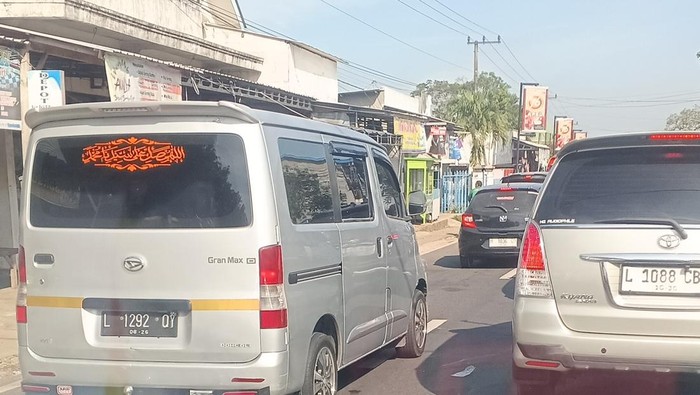 Kemacetan di Jalan Raya Tanah Merah Bangkalan akibat mudik lokal di hari pertama lebaran