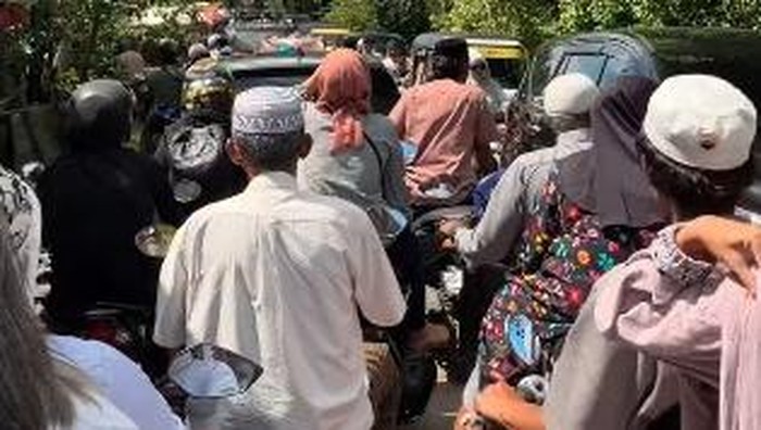 Kemacetan di TPU Sudiang Makassar yang dipadati peziarah di momen Idul Fitri 1447 Hijriah.