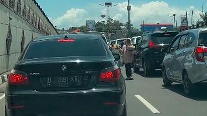 Kemacetan terjadi di simpang 5 jalan poros Makassar-Maros.
