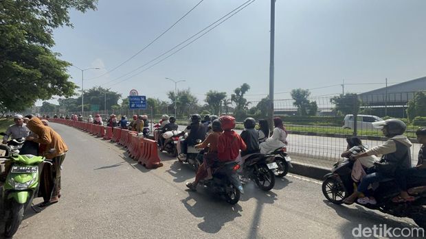 Kepadatan di Jembatan SUramadu saat hari pertama lebaran