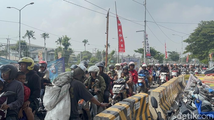 Kepadatan di Jembatan SUramadu saat hari pertama lebaran