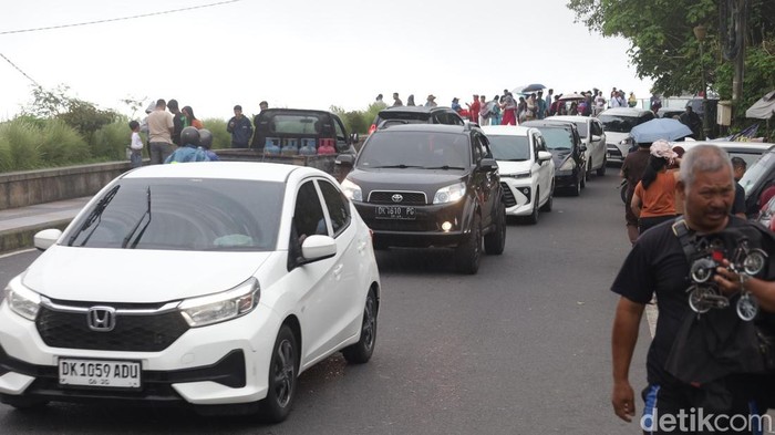 Suasana kepadatan lalu lintas di persimpangan Pasar Seni Geopark Batur - Anjungan Kintamani, Sabtu (21/3/2026). (Aryo Mahendro/detikBali).