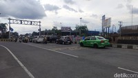 Ribuan kendaraan keluar masuk Gerbang Tol Singosari sejak pagi, didominasi wisatawan menuju Malang Raya. (Foto: Muhammad Aminudin/ detikjatim)
