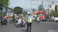 Arus kendaraan di Gerbang Tol Singosari meningkat pada hari pertama Idulfitri 1447 H, namun lalu lintas tetap lancar. (Foto: Muhammad Aminudin/ detikjatim)