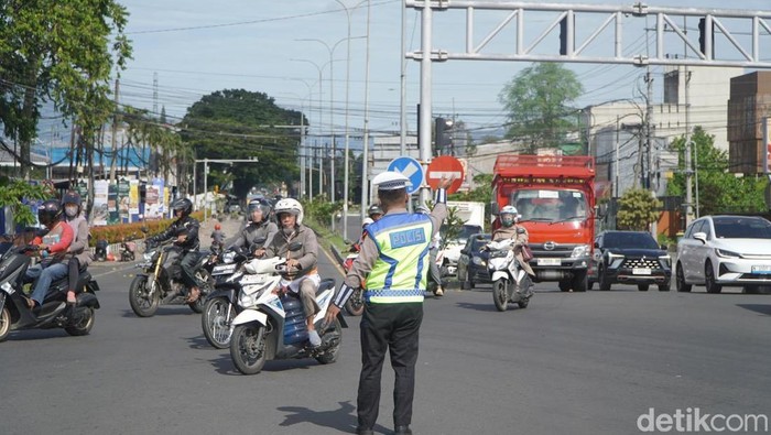Hari pertama lebaran (21/03) exit tol singasari arah kawasan Malang Raya ramai lancar