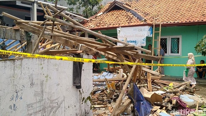 Kondisi rumah roboh akibat petasan meledak di Kota Pekalonga, Sabtu (21/3/2026).