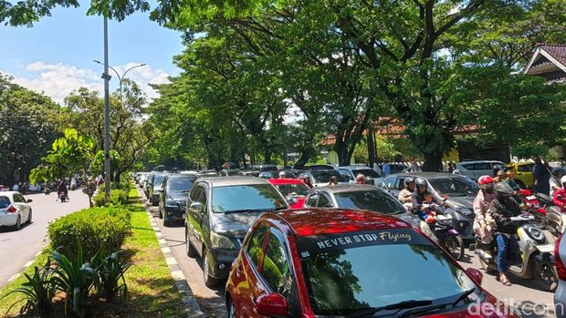 Lalu lintas di sekitar Taman Makam Pahlawan Makassar macet gegara ramai peziarah usai salat Idul Fitri.