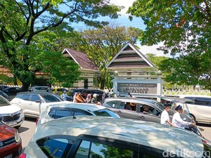 TPU Islam Paropo Makassar Ramai Peziarah, Jalan Urip Sumoharjo Macet