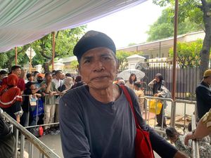 Lansia Depok Rela Antre Berjam-jam demi Cari Rezeki di Open House Istana
