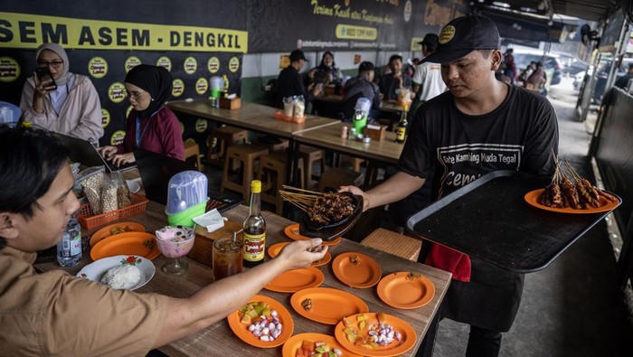 Pedagang membakar sate kambing di Warung Sate Kambing Muda Cempe Lemu, Jalan Raya Kalimati, Tegal, Jawa Tengah, Jumat (20/3/2026).  Sate kambing muda dengan daging empuk dan citra rasa khas tersebut menjadi salah satu kuliner unggulan daerah yang banyak diburu pemudik yang menggunakan jalur Pantura saat arus mudik sebagai pilihan santapan untuk melepas lelah di perjalanan. ANTARA FOTO/Bayu Pratama S/agr