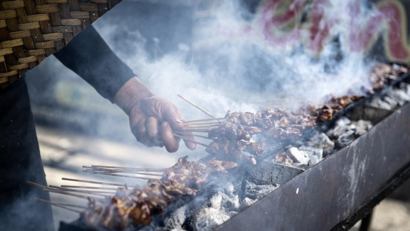 Pedagang membakar sate kambing di Warung Sate Kambing Muda Cempe Lemu, Jalan Raya Kalimati, Tegal, Jawa Tengah, Jumat (20/3/2026).  Sate kambing muda dengan daging empuk dan citra rasa khas tersebut menjadi salah satu kuliner unggulan daerah yang banyak diburu pemudik yang menggunakan jalur Pantura saat arus mudik sebagai pilihan santapan untuk melepas lelah di perjalanan. ANTARA FOTO/Bayu Pratama S/agr