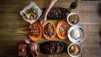 Sate kambing muda dengan daging empuk menjadi kuliner khas yang diminati pemudik. Foto: ANTARA FOTO/Bayu Pratama S