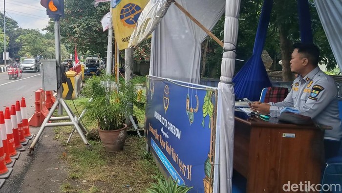 Libo saat bertugas menghitung kendaraan yang melintas di Jalur Pantura Cirebon.