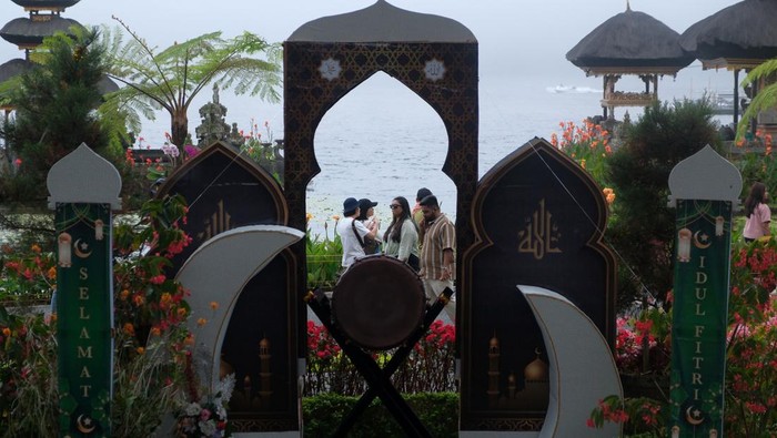 Wisatawan mengunjungi Daya Tarik Wisata (DTW) Ulun Danu Beratan di Tabanan, Bali, Sabtu (21/3/2026). Pengelola objek wisata mencatat per Jumat (20/3) jumlah kunjungan wisatawan nusantara pada liburan Idul Fitri 1447 Hijriah mengalami peningkatan sebanyak 1.100 orang dibandingkan hari biasa yakni rata-rata 600 orang per hari, dan diprediksi jumlah kunjungan akan meningkat hingga Senin (23/3). ANTARA FOTO/Nyoman Hendra Wibowo/rwa.